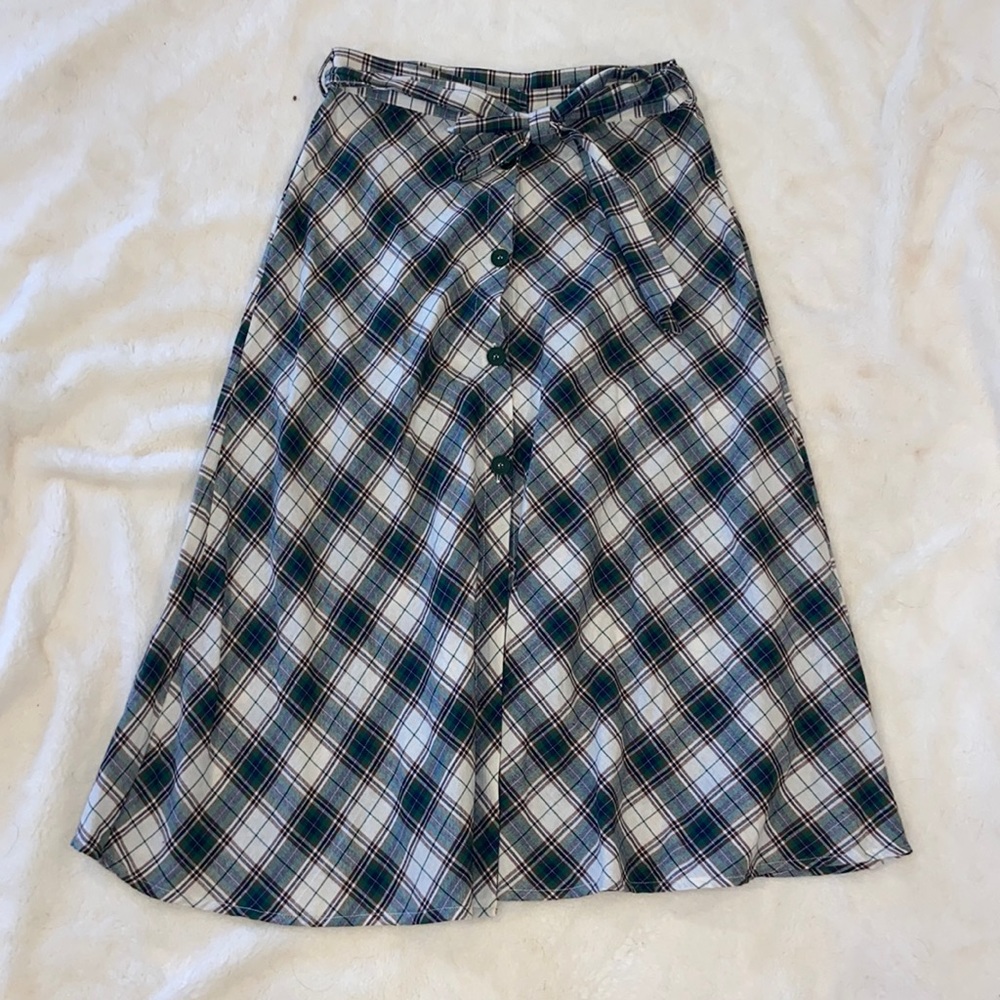 En créme plaid midi skirt. Button up. Size M